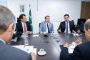 O governador Carlos Massa Ratinho Junior e o secretário nacional de Aviação Civil, Ronei Glanzmann, anunciaram nesta terça-feira (6), em Brasília, que a ampliação da pista do Aeroporto Internacional de Foz do Iguaçu (Cataratas) será feita antes da concessão para a iniciativa privada.