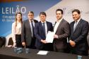 O governador Carlos Massa Ratinho Junior e o ministro da Infraestrutura, Tarcísio de Freitas, assinaram nesta terça-feira (13) um memorando de entendimento para o início de um trabalho conjunto de modelagem do novo programa de concessões de rodovias que cortam o Paraná.