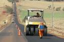 A PR-239 e a PR-317, na região Oeste, passam por serviços de conservação que vão beneficiar cerca de 50 mil pessoas. São executadas a reperfilagem, que consiste na aplicação de Concreto Betuminoso Usinado a Quente (CBUQ), e compactação desse material em pontos críticos da rodovia para resolver problemas como buracos e deformações.Foto: Divulgação/DER