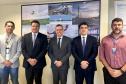 O secretário da Infraestrutura e Logística do Paraná, Sandro Alex, e o diretor-geral do Departamento de Estradas e Rodagem (DER), Fernando Furiatti, estiveram nesta semana no Ministério da Infraestrutura, em Brasília, para tratar de assuntos referentes a importantes obras no Estado. Entre elas, a ampliação da pista do Aeroporto Internacional de Foz do Iguaçu e a duplicação da BR-469, conhecida como Rodovia das Cataratas. Foto: Divulgação/SEIL