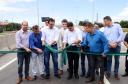 O governador Carlos Massa Ratinho Junior inaugurou nesta quinta-feira (10) o viaduto Nelson Buffara, na entrada de Paranaguá, onde a BR-277 se divide entre as avenidas Ayrton Senna e Bento Rocha. A obra é fundamental para melhorar o trânsito pesado da região e agilizar a movimentação de cargas em direção ao Porto de Paranaguá.