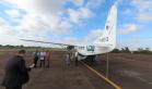 Dois potentes jatos de água batizaram simbolicamente as primeiras aeronaves que partiram com voos de Curitiba para o Interior do Estado inaugurando oficialmente, nesta terça-feira (22), o programa Voe Paraná. O voo 5545 partiu às 12h15 com destino à Guaíra, na região Oeste. O 5555 foi para União da Vitória, no extremo sul do Paraná. Antes disso, uma aeronave saiu de Campo Mourão, no Centro-Oeste, rumo à capital. Foto: Prefeitura de Campo Mourão