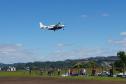 Dois potentes jatos de água batizaram simbolicamente as primeiras aeronaves que partiram com voos de Curitiba para o Interior do Estado inaugurando oficialmente, nesta terça-feira (22), o programa Voe Paraná. O voo 5545 partiu às 12h15 com destino à Guaíra, na região Oeste. O 5555 foi para União da Vitória, no extremo sul do Paraná. Antes disso, uma aeronave saiu de Campo Mourão, no Centro-Oeste, rumo à capital. Foto: Prefeitura de Francisco Beltrão