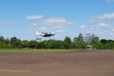 Dois potentes jatos de água batizaram simbolicamente as primeiras aeronaves que partiram com voos de Curitiba para o Interior do Estado inaugurando oficialmente, nesta terça-feira (22), o programa Voe Paraná. O governador Carlos Massa Ratinho Junior acompanhou a estreia no Aeroporto Afonso Pena, em São José dos Pinhais, recepcionando os primeiros passageiros com destino ao Interior do Estado.