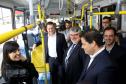 Dois potentes jatos de água batizaram simbolicamente as primeiras aeronaves que partiram com voos de Curitiba para o Interior do Estado inaugurando oficialmente, nesta terça-feira (22), o programa Voe Paraná. O governador Carlos Massa Ratinho Junior acompanhou a estreia no Aeroporto Afonso Pena, em São José dos Pinhais, recepcionando os primeiros passageiros com destino ao Interior do Estado.