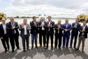 Dois potentes jatos de água batizaram simbolicamente as primeiras aeronaves que partiram com voos de Curitiba para o Interior do Estado inaugurando oficialmente, nesta terça-feira (22), o programa Voe Paraná. O governador Carlos Massa Ratinho Junior acompanhou a estreia no Aeroporto Afonso Pena, em São José dos Pinhais, recepcionando os primeiros passageiros com destino ao Interior do Estado.