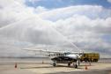 Dois potentes jatos de água batizaram simbolicamente as primeiras aeronaves que partiram com voos de Curitiba para o Interior do Estado inaugurando oficialmente, nesta terça-feira (22), o programa Voe Paraná. O governador Carlos Massa Ratinho Junior acompanhou a estreia no Aeroporto Afonso Pena, em São José dos Pinhais, recepcionando os primeiros passageiros com destino ao Interior do Estado.