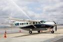 Dois potentes jatos de água batizaram simbolicamente as primeiras aeronaves que partiram com voos de Curitiba para o Interior do Estado inaugurando oficialmente, nesta terça-feira (22), o programa Voe Paraná. O governador Carlos Massa Ratinho Junior acompanhou a estreia no Aeroporto Afonso Pena, em São José dos Pinhais, recepcionando os primeiros passageiros com destino ao Interior do Estado.