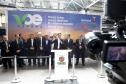 Dois potentes jatos de água batizaram simbolicamente as primeiras aeronaves que partiram com voos de Curitiba para o Interior do Estado inaugurando oficialmente, nesta terça-feira (22), o programa Voe Paraná. O governador Carlos Massa Ratinho Junior acompanhou a estreia no Aeroporto Afonso Pena, em São José dos Pinhais, recepcionando os primeiros passageiros com destino ao Interior do Estado.