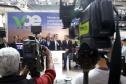 Dois potentes jatos de água batizaram simbolicamente as primeiras aeronaves que partiram com voos de Curitiba para o Interior do Estado inaugurando oficialmente, nesta terça-feira (22), o programa Voe Paraná. O governador Carlos Massa Ratinho Junior acompanhou a estreia no Aeroporto Afonso Pena, em São José dos Pinhais, recepcionando os primeiros passageiros com destino ao Interior do Estado.