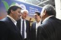 Dois potentes jatos de água batizaram simbolicamente as primeiras aeronaves que partiram com voos de Curitiba para o Interior do Estado inaugurando oficialmente, nesta terça-feira (22), o programa Voe Paraná. O governador Carlos Massa Ratinho Junior acompanhou a estreia no Aeroporto Afonso Pena, em São José dos Pinhais, recepcionando os primeiros passageiros com destino ao Interior do Estado.