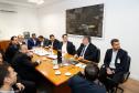 Dois potentes jatos de água batizaram simbolicamente as primeiras aeronaves que partiram com voos de Curitiba para o Interior do Estado inaugurando oficialmente, nesta terça-feira (22), o programa Voe Paraná. O governador Carlos Massa Ratinho Junior acompanhou a estreia no Aeroporto Afonso Pena, em São José dos Pinhais, recepcionando os primeiros passageiros com destino ao Interior do Estado.