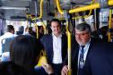 Dois potentes jatos de água batizaram simbolicamente as primeiras aeronaves que partiram com voos de Curitiba para o Interior do Estado inaugurando oficialmente, nesta terça-feira (22), o programa Voe Paraná. O governador Carlos Massa Ratinho Junior acompanhou a estreia no Aeroporto Afonso Pena, em São José dos Pinhais, recepcionando os primeiros passageiros com destino ao Interior do Estado.