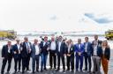 Dois potentes jatos de água batizaram simbolicamente as primeiras aeronaves que partiram com voos de Curitiba para o Interior do Estado inaugurando oficialmente, nesta terça-feira (22), o programa Voe Paraná. O governador Carlos Massa Ratinho Junior acompanhou a estreia no Aeroporto Afonso Pena, em São José dos Pinhais, recepcionando os primeiros passageiros com destino ao Interior do Estado.