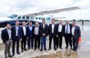 Dois potentes jatos de água batizaram simbolicamente as primeiras aeronaves que partiram com voos de Curitiba para o Interior do Estado inaugurando oficialmente, nesta terça-feira (22), o programa Voe Paraná. O governador Carlos Massa Ratinho Junior acompanhou a estreia no Aeroporto Afonso Pena, em São José dos Pinhais, recepcionando os primeiros passageiros com destino ao Interior do Estado.