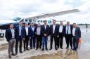 Dois potentes jatos de água batizaram simbolicamente as primeiras aeronaves que partiram com voos de Curitiba para o Interior do Estado inaugurando oficialmente, nesta terça-feira (22), o programa Voe Paraná. O governador Carlos Massa Ratinho Junior acompanhou a estreia no Aeroporto Afonso Pena, em São José dos Pinhais, recepcionando os primeiros passageiros com destino ao Interior do Estado.