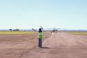 Em Guaíra, no Oeste do Paraná, fronteira com o Paraguai, a nova linha aérea ligando a Curitiba, inaugurada nesta terça-feira (22), deverá concretizar o projeto de lojas francas, que já está autorizado e regulamentado, esperando apenas investimentos de empresários. O município integra a malha aeroviária do programa Voe Paraná.Foto: Prefeitura de Guaíra