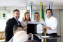 O governador também se reuniu com a equipe de governo na Feira Paraná, em Ponta Grossa. Foram discutidos temas como a reunião de prefeitos, na próxima semana em Foz do Iguaçu, os detalhes sobre o acordo de leniência com a concessionária Rodonorte, que resultará em obras prioritárias para a infraestrutura viária de Ponta Grossa e outras cidades paranaenses e a concessão do parque Vila Velha.