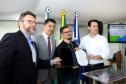 O governador também se reuniu com a equipe de governo na Feira Paraná, em Ponta Grossa. Foram discutidos temas como a reunião de prefeitos, na próxima semana em Foz do Iguaçu, os detalhes sobre o acordo de leniência com a concessionária Rodonorte, que resultará em obras prioritárias para a infraestrutura viária de Ponta Grossa e outras cidades paranaenses e a concessão do parque Vila Velha.