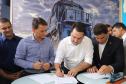 O governador Carlos Massa Ratinho Junior e o presidente da Rumo João Alberto Abreu, assinam protocolo de intenções para revitalização da linha ferrea, entre Morretes e Antonina, litoral paranaense. Participaram: prefeito de Ponta Grossa, Marcelo Rangel; secretário de Infraestrutura e Logística, Sandro Alex; Ponta Grossa, 23-10-19.Foto: Arnaldo Alves / AEN