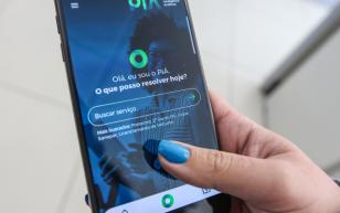 Mão feminina segurando um celular com aplicativo PIÁ