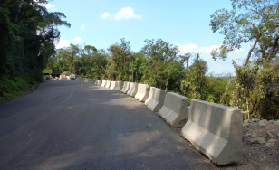 Novo pavimento no km 7 da Estrada da Graciosa