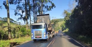 Serviços de conservação na PRC-487 em Manoel Ribas