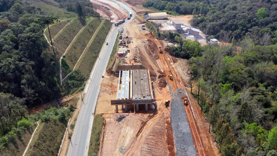 Rodovia dos minérios em obras