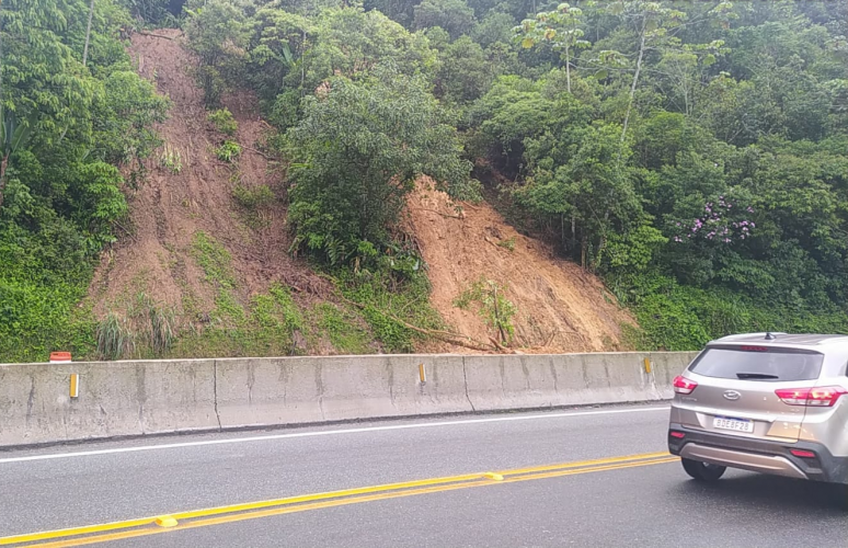 BR-277 novo escorregamento de terra