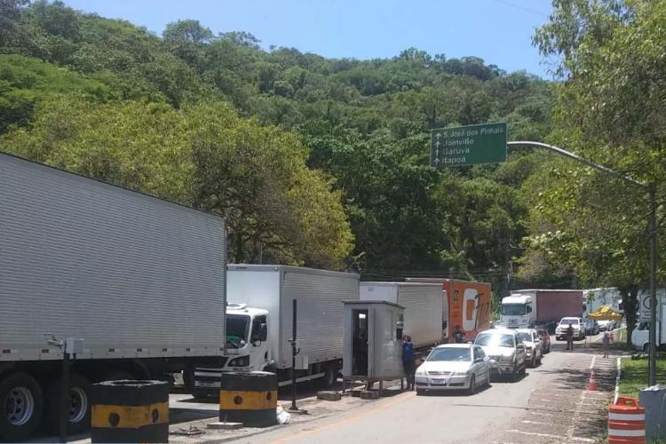 Fila no ferry boat de Guaratuba