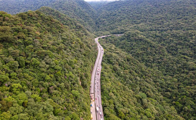 Obras de contenção na BR-277 com guindastes