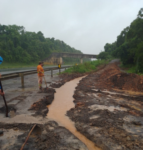 Serviços do Integra Paraná na PR-151 entre Ponta Grossa e Sengés