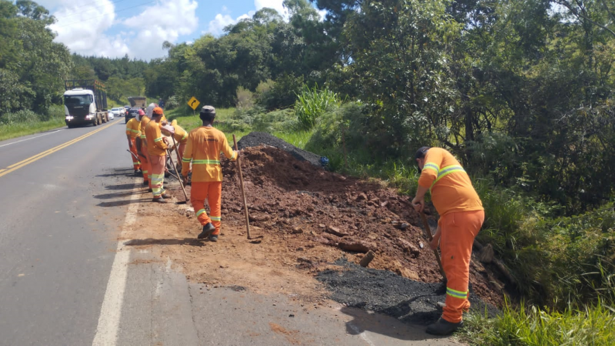 Serviços do Integra Paraná na PR-151 entre Ponta Grossa e Sengés