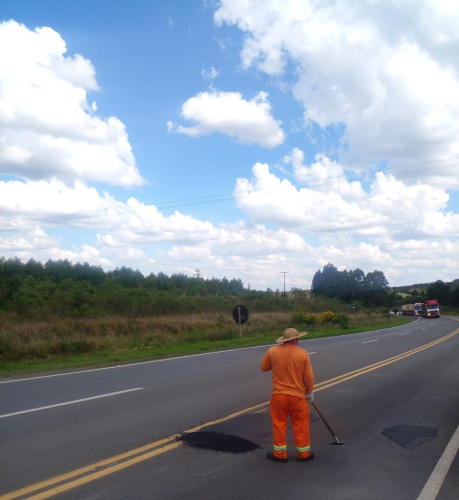 Serviços do Integra Paraná na PR-151 entre Ponta Grossa e Sengés