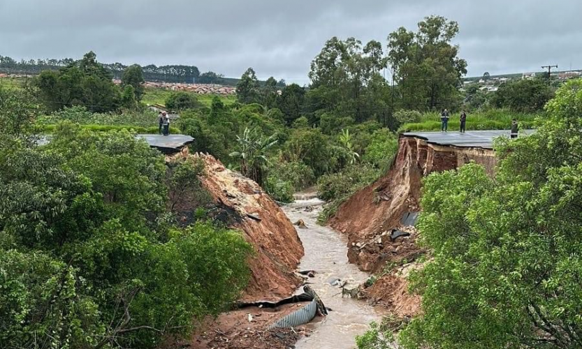 PR-151 após colapso de bueiro