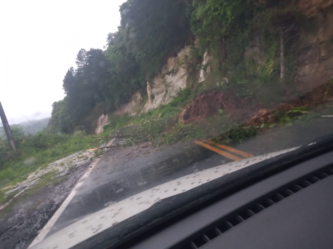 Queda de barreira em rodovia