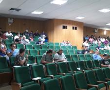 Leilão de sucatas de veículos automotores no auditório do DER/PR