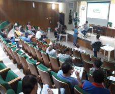 Leilão de sucatas de veículos automotores no auditório do DER/PR
