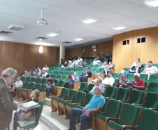 Leilão de sucatas de veículos automotores no auditório do DER/PR