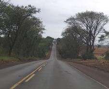 Foto de trecho da PR-323 entre Doutor Camargo e o Rio Ivaí