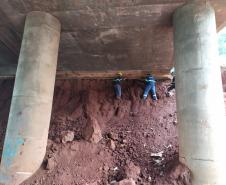 Obra de contenção dos taludes do viaduto sob a Avenida Barão do Rio Branco, em Cascavel