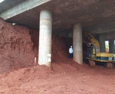Obra de contenção dos taludes do viaduto sob a Avenida Barão do Rio Branco, em Cascavel