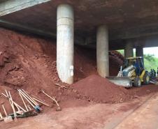 Obra de contenção dos taludes do viaduto sob a Avenida Barão do Rio Branco, em Cascavel