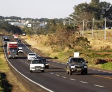 Imagens de caminhões em rodovias