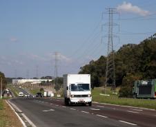 Imagens de caminhões em rodovias