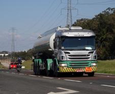 Imagens de caminhões em rodovias