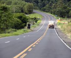 Imagens de caminhões em rodovias