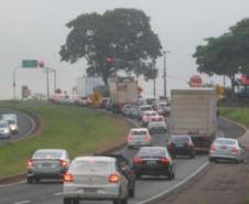 Rodovia BR-369 com congestionamento, em Cambé