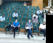 Sessão de abertura de envelopes transmitida pela internet
