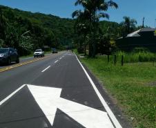 Serviços de conservação do pavimento na PR-412, em Matinhos.